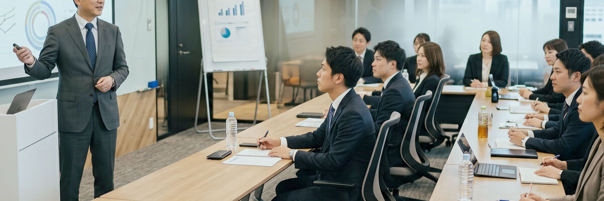 管理職研修は“いつ”実施するのが正解なのか？<br>「会社視点」と「本人視点」2つの視点から最も効果的な実施タイミングを考える